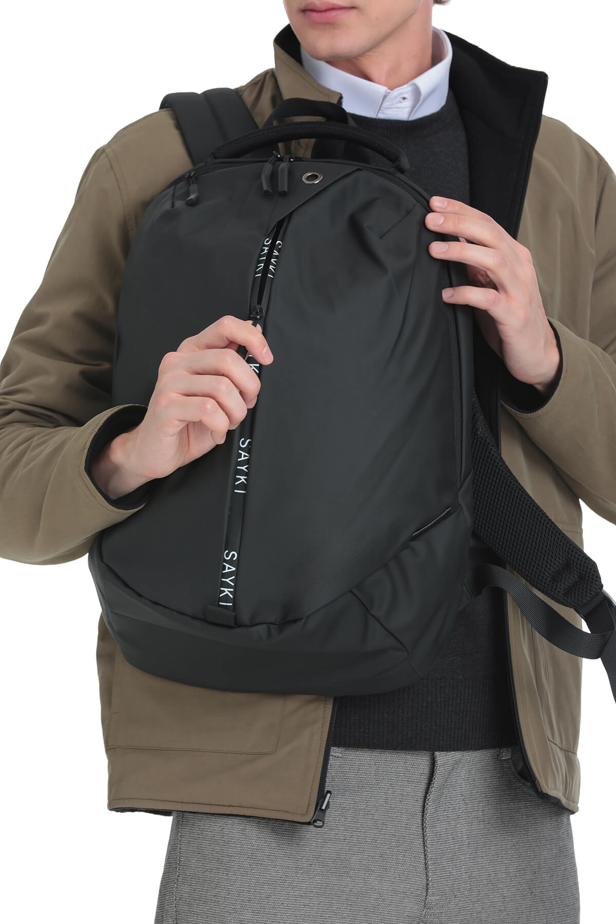 Black sakki backpack with a sleek, modern design and subtle white branding along the zipper pull.