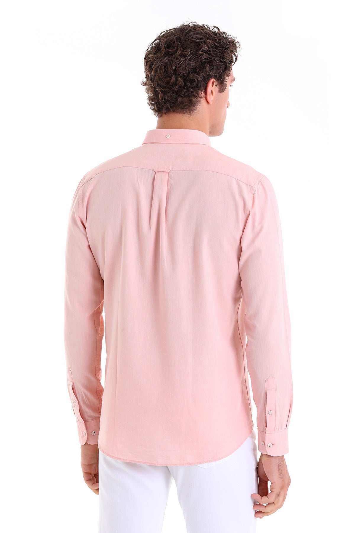 A soft pink, long-sleeved men’s dress shirt with a classic collar and buttoned cuffs.