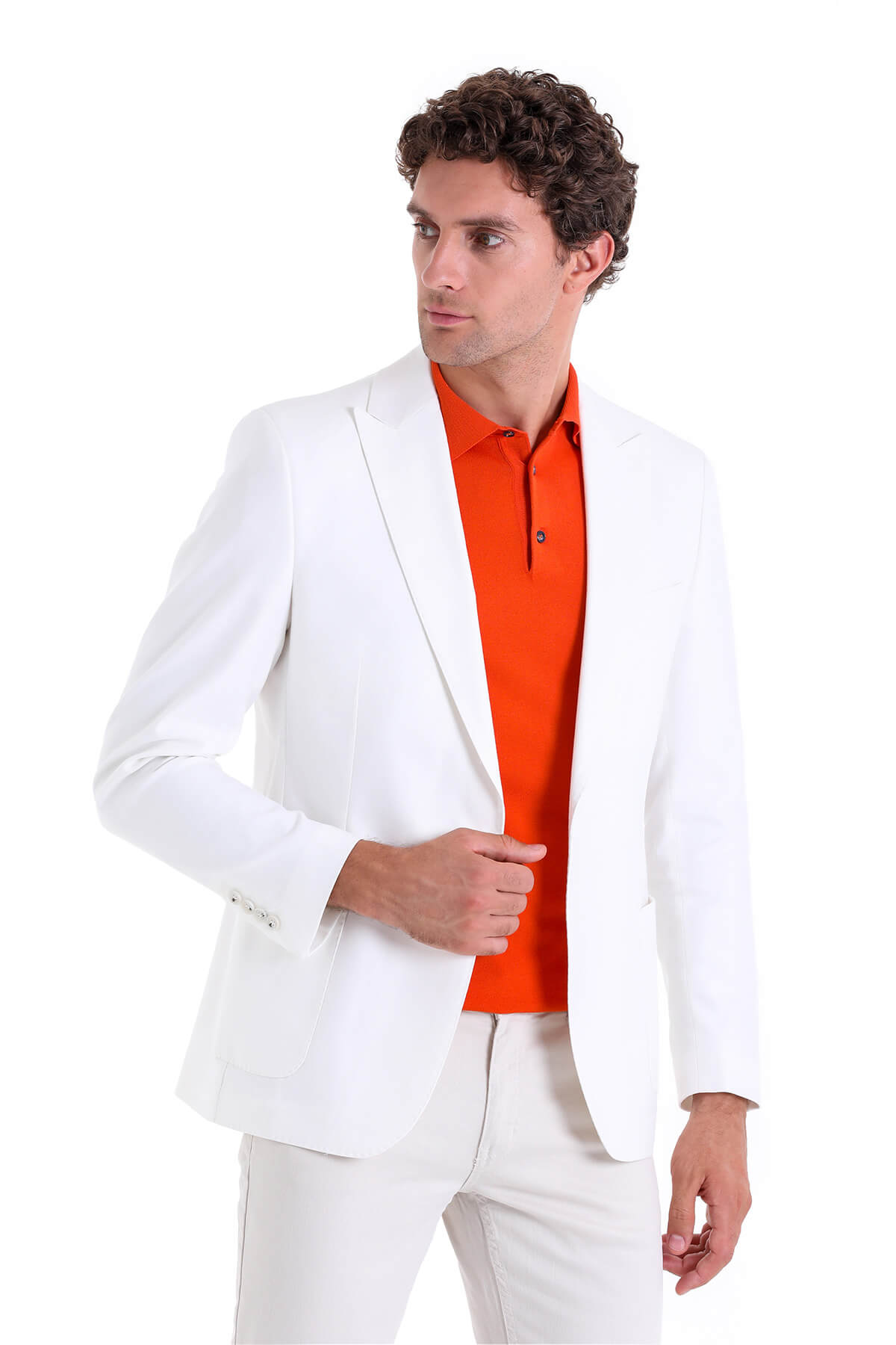White tailored blazer with clean lines and a single-breasted design.