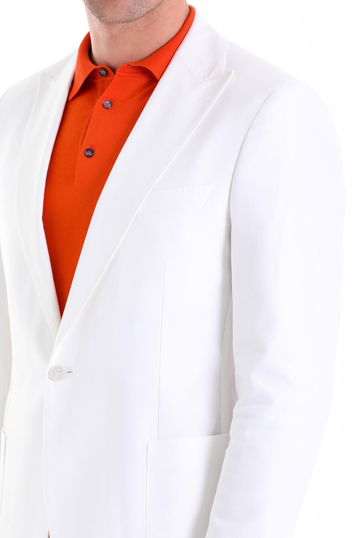 White tailored blazer with a clean, structured fit and subtle stitching details.