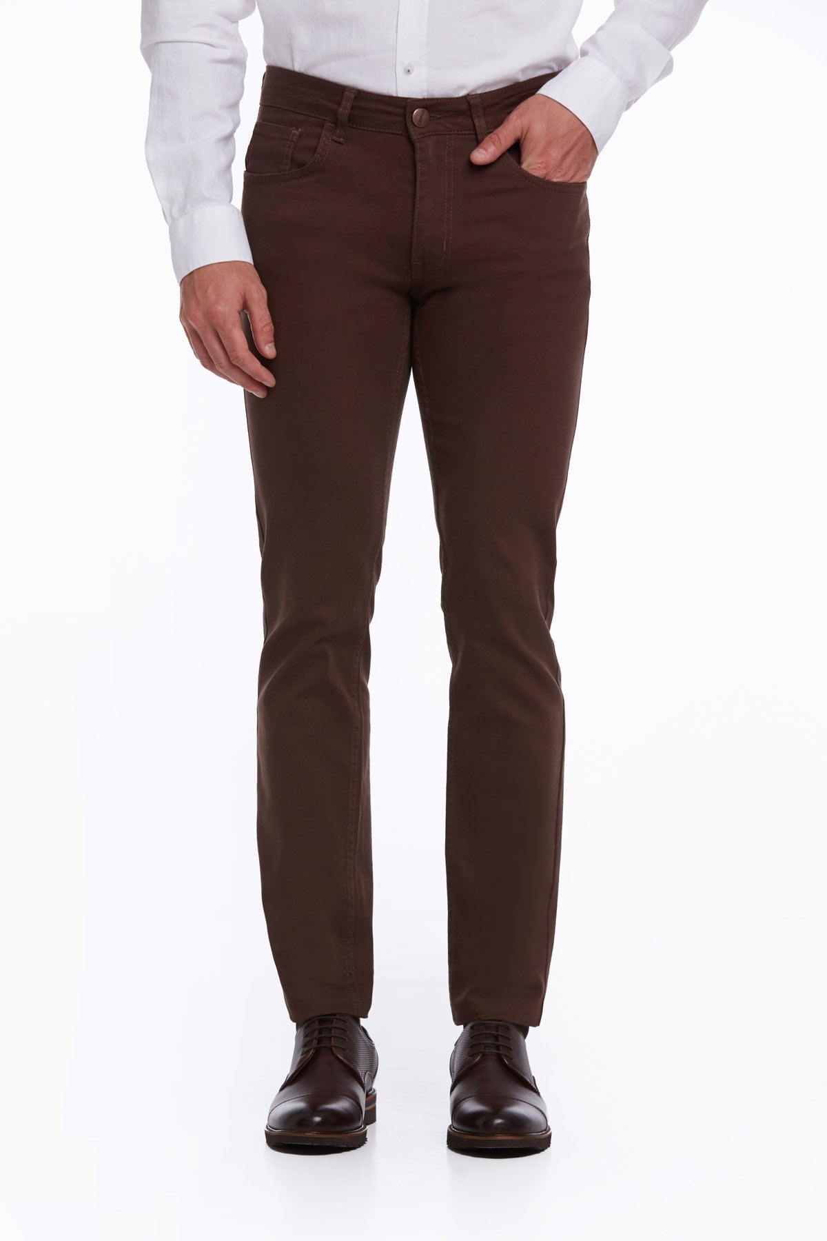 Brown chino trousers with a slim fit and classic five-pocket design.