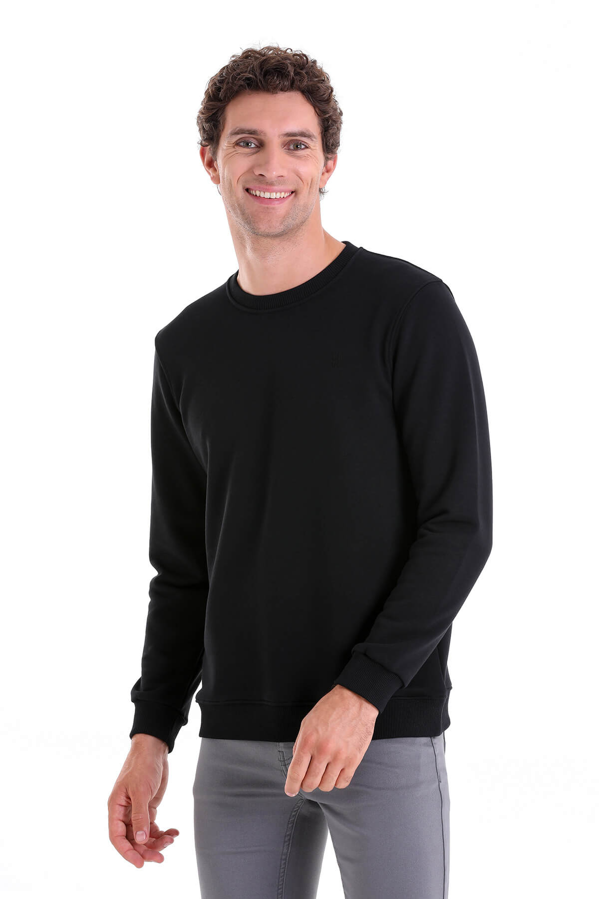 Black long-sleeved crewneck sweatshirt.