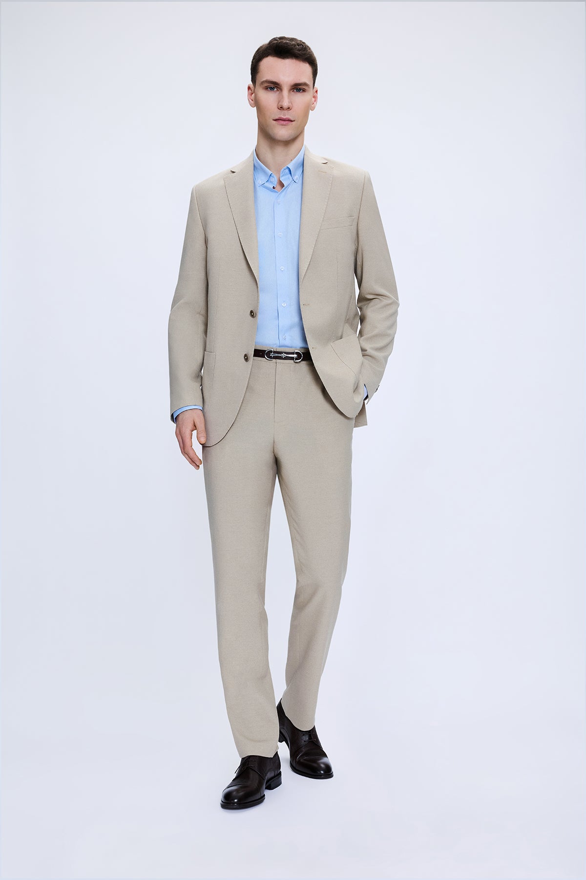 Beige slim fit mink notch lapel casual linen-blend suit with light blue dress shirt and black belt