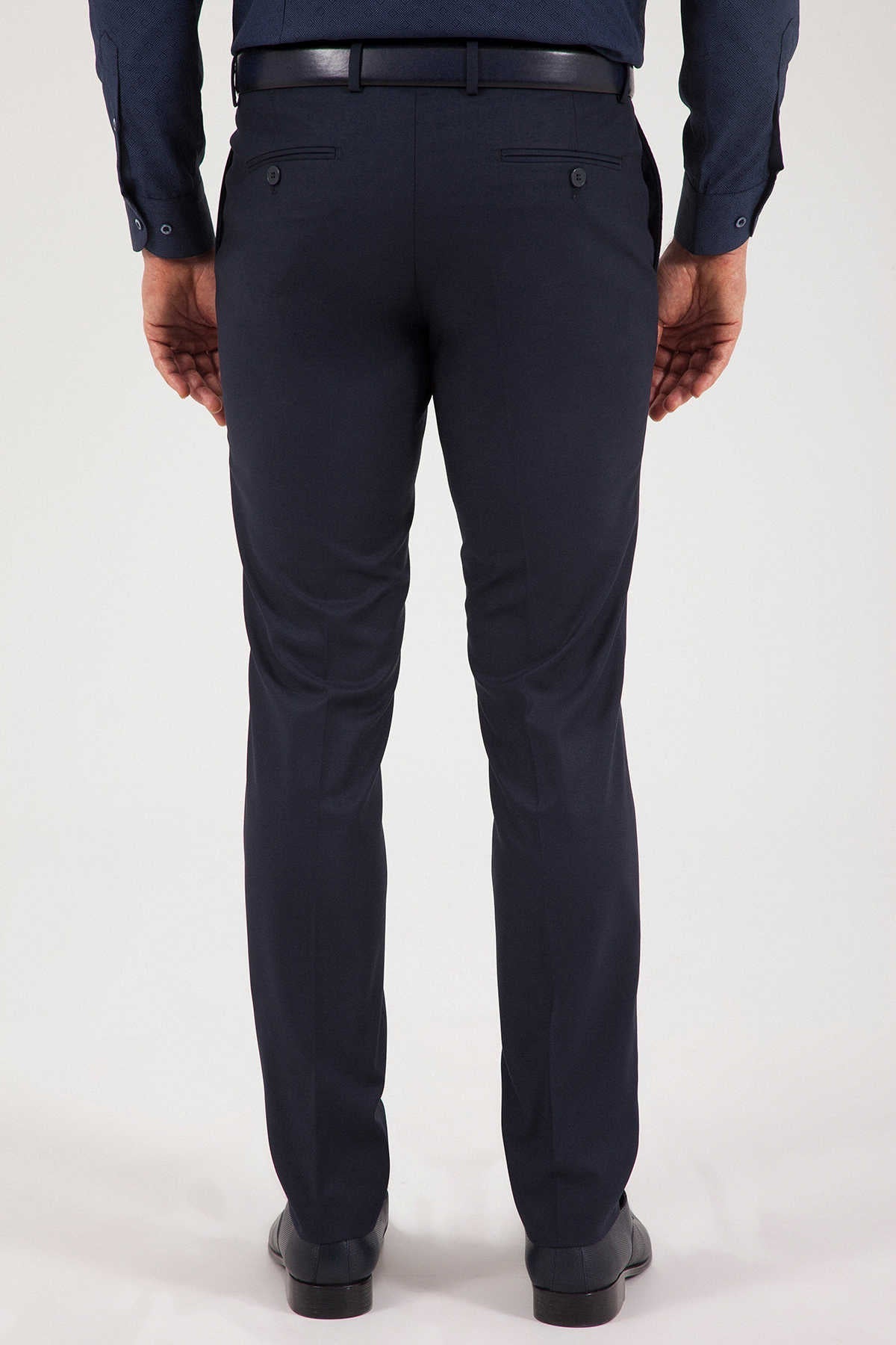 Dark navy men’s tailored trousers with a sleek, straight-leg cut and subtle front pockets.