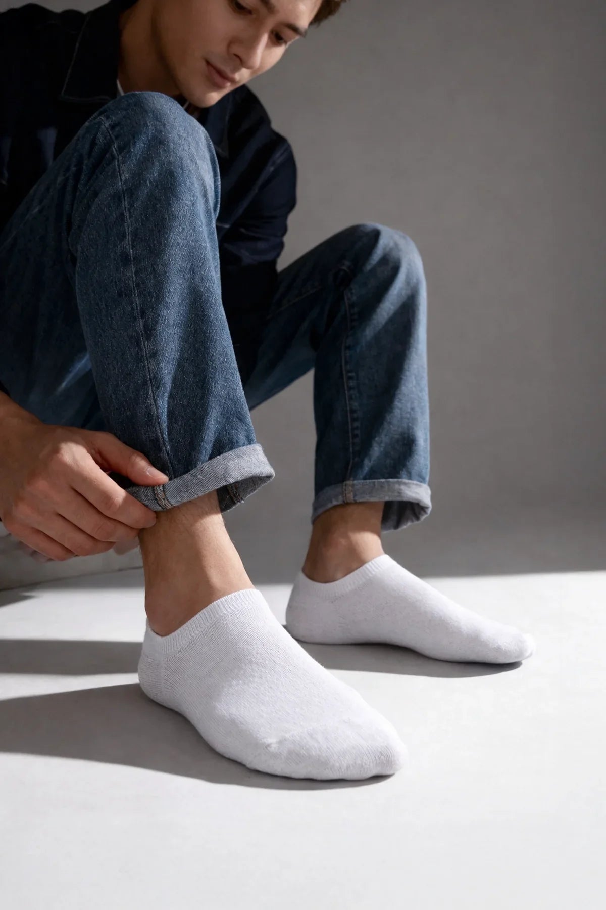 White ankle no show bamboo socks with soft seamless design and ribbed cuffs 5 pack set