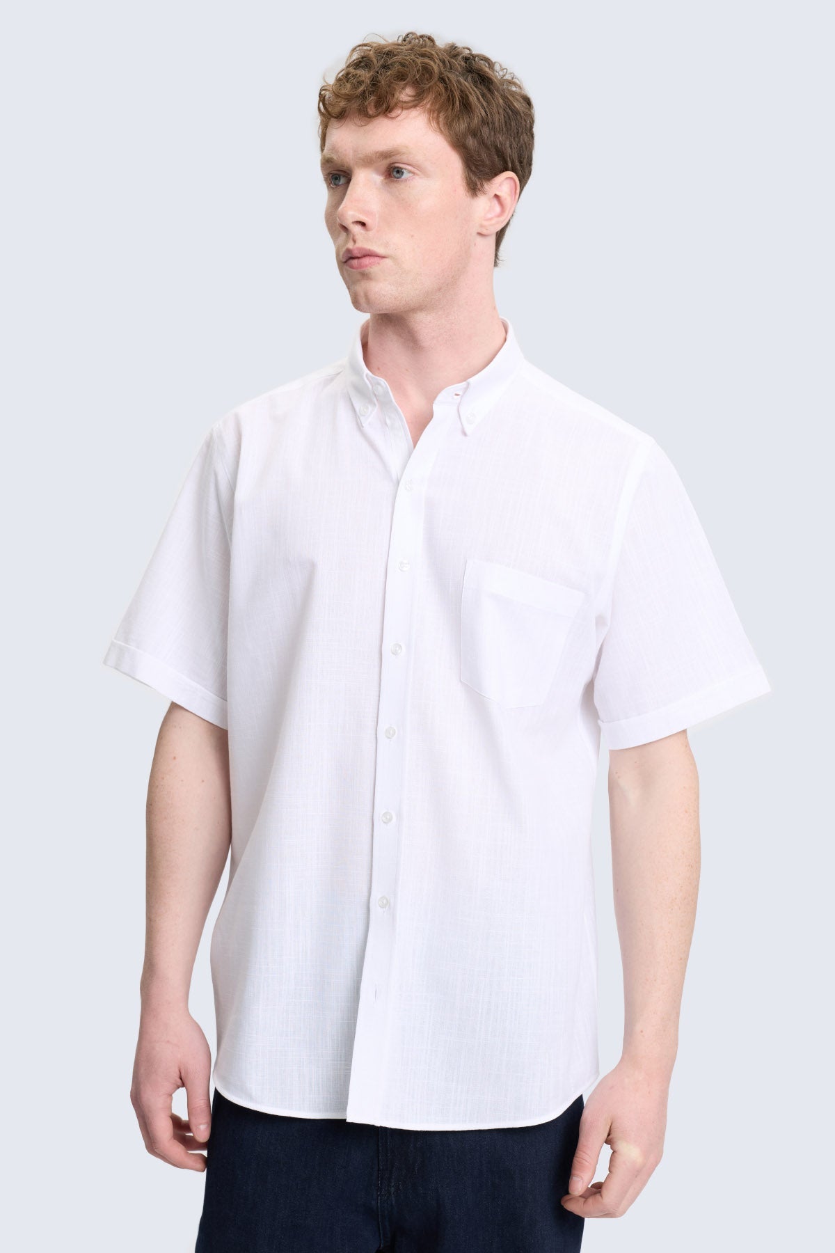 Comfort fit white short sleeve cotton shirt with collar and chest pocket for casual wear