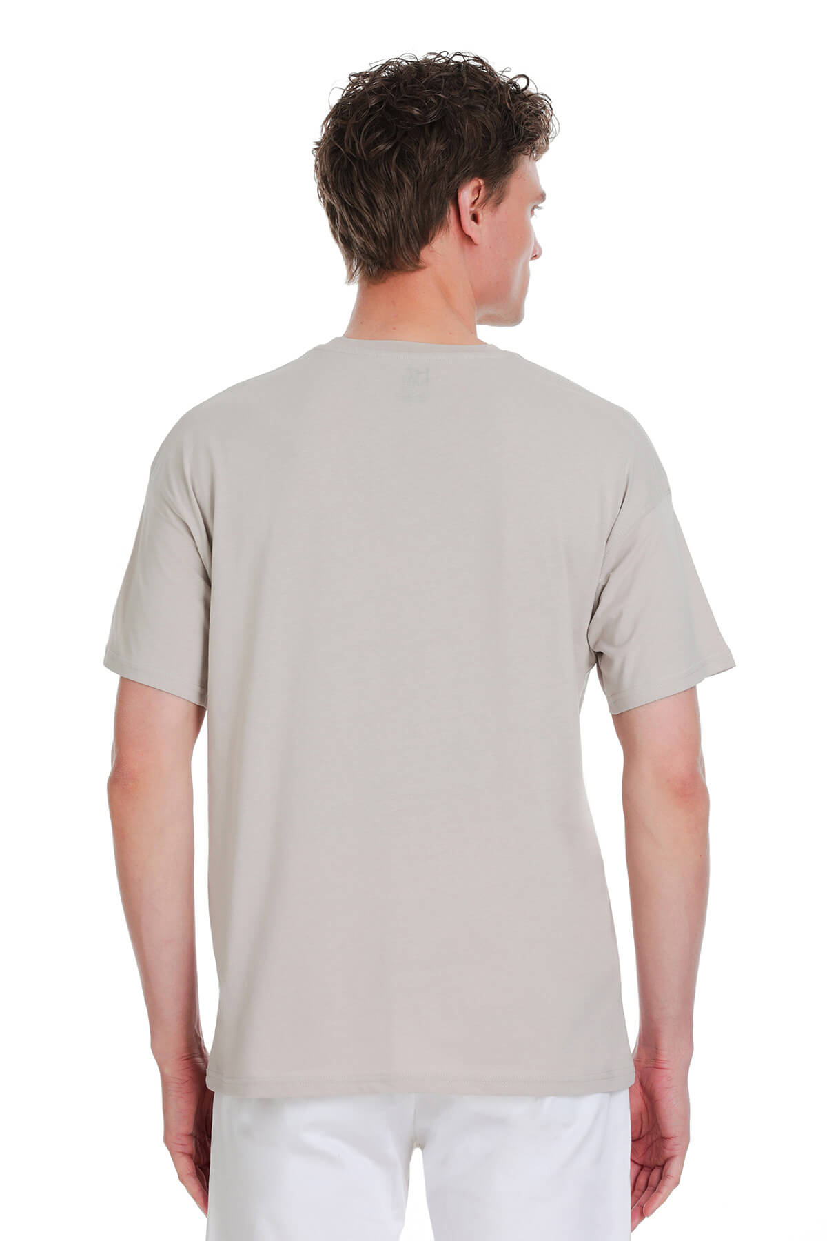 A light gray ecru oversize crew neck t shirt made of soft cotton with short sleeves for casual wear