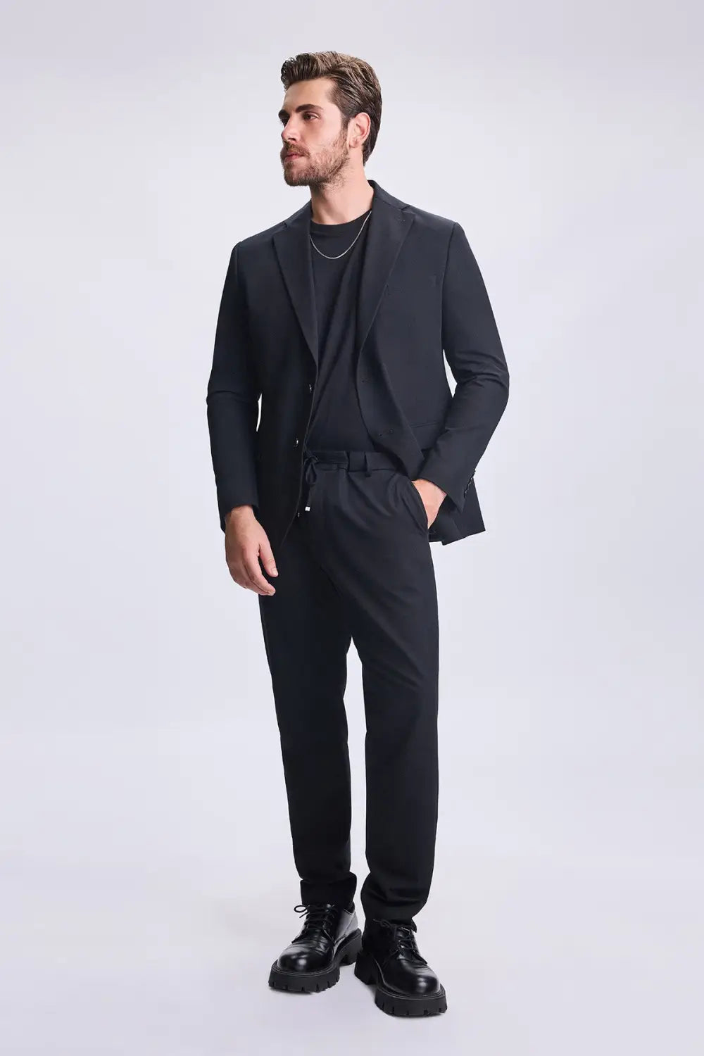 Men’s Suit Trends 2025: Relaxed Cuts Sustainable Fabrics &