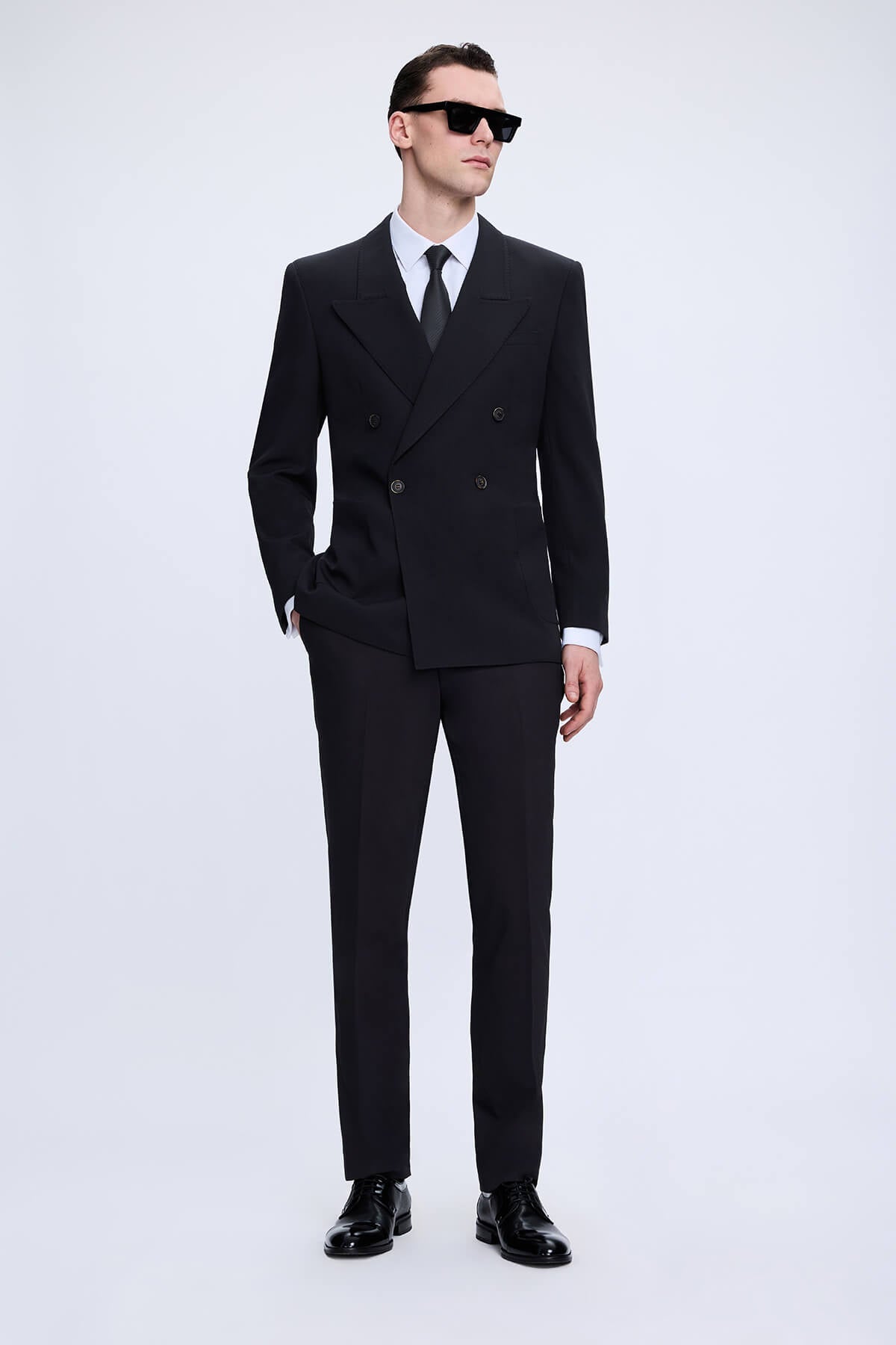 Regular fit black peak lapel double-breasted classic suit with sleek tailored fit in black fabric