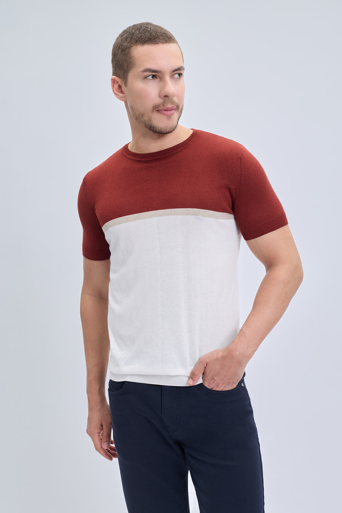 Regular fit crew neck t-shirt with rust and white two-tone knit design separated by a beige stripe