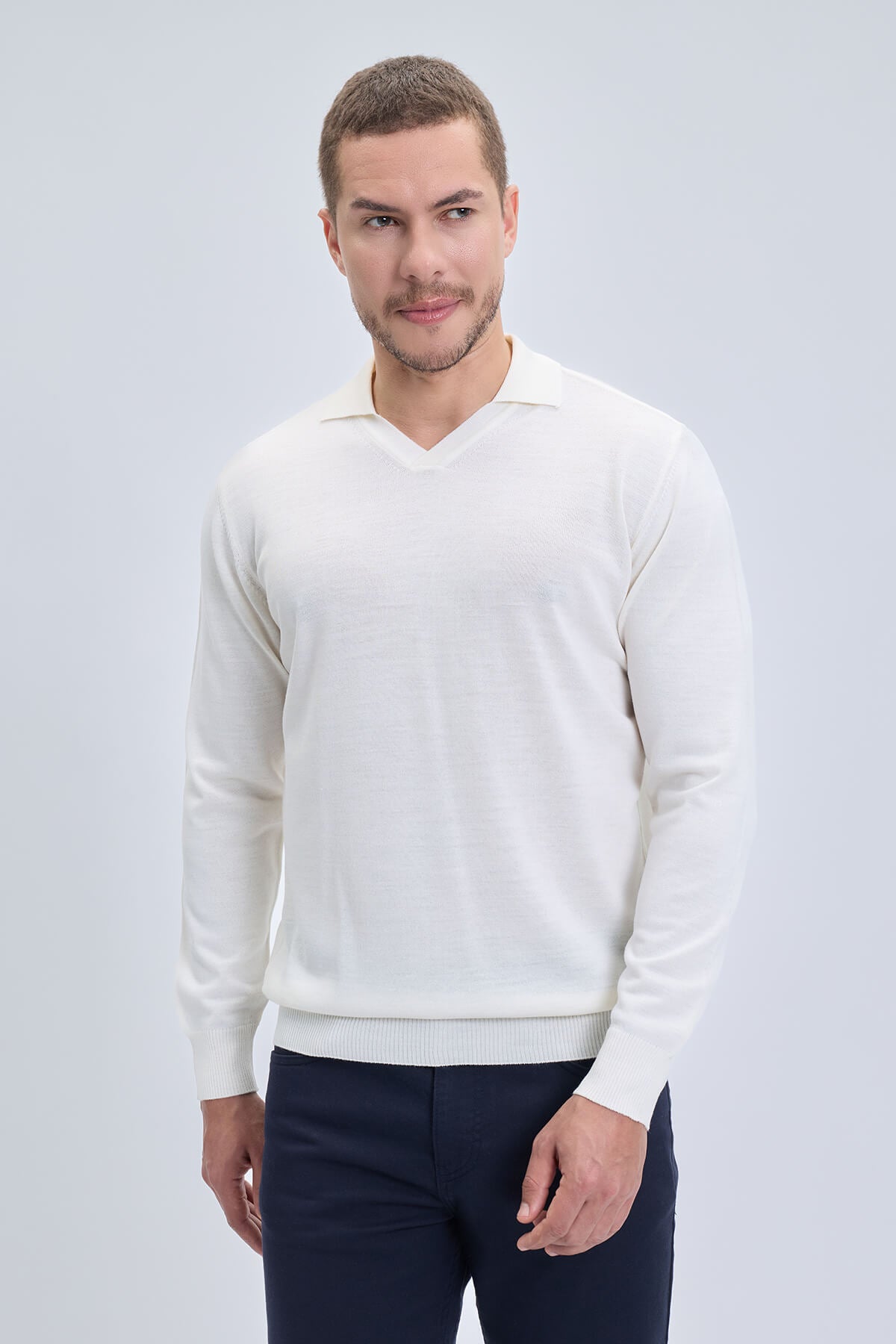 Regular fit white wool blend johnny polo sweater with v-neck and subtle ribbed hem and cuffs in soft knit fabric