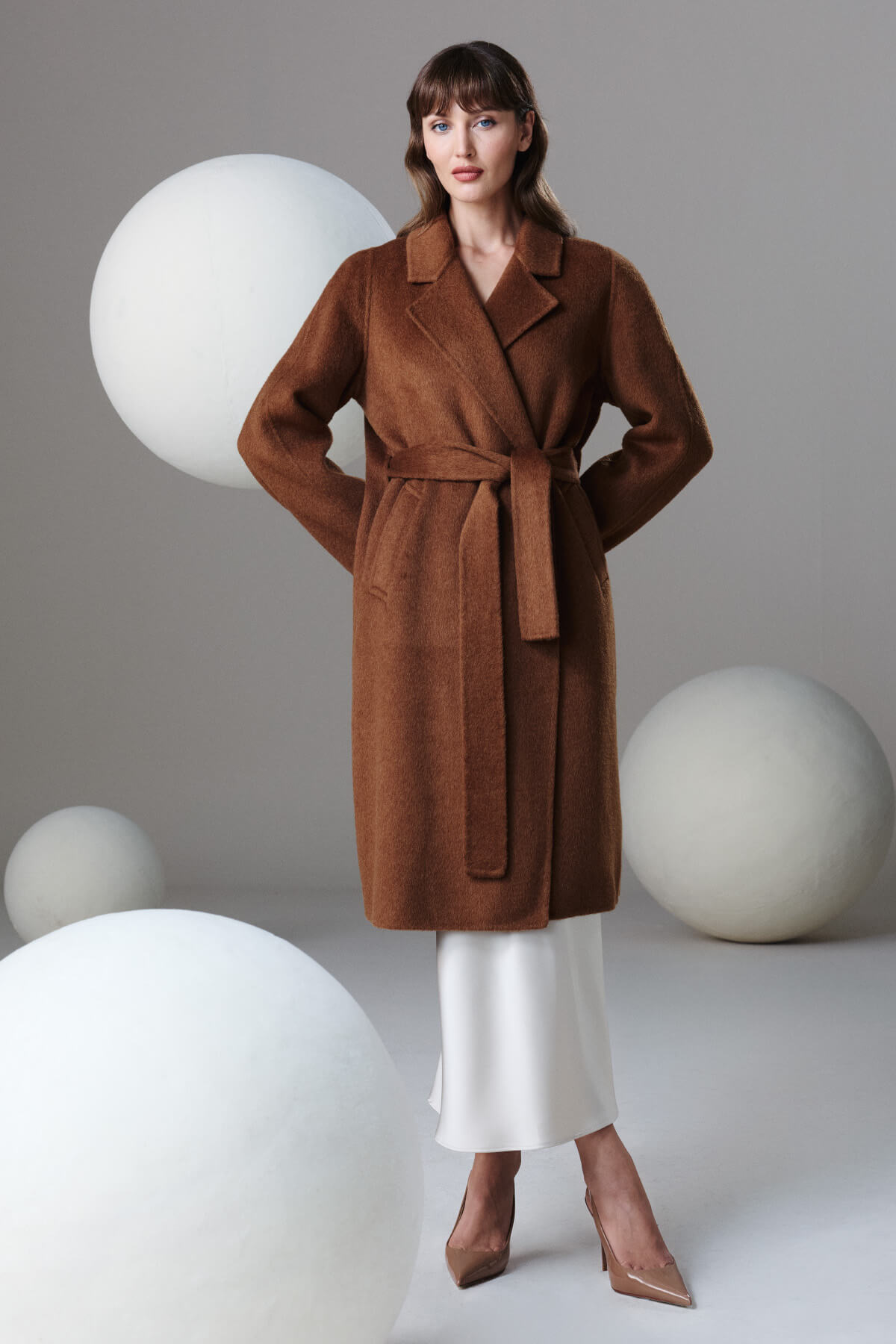 Sayki woman dynamic fit cinnamon oversized coat in rich brown belted wool with double-breasted design and long sleeves